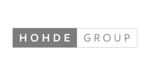 Hohde Groupin valkoharmaa logo.